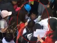 'Thánh lầy' Đức Chinh của U23 bị 'rừng' fans nữ bao vây xin chữ ký ở Bình Dương