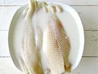 Để bếp không tanh mùi cá, trước khi chế biến hãy ngâm cá với hỗn hợp này