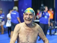Cụ ông 99 tuổi phá sâu kỷ lục bơi thế giới