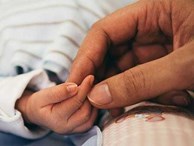 Bác sĩ sản khoa “mát tay” nhất nhì TPHCM liệt kê ưu, nhược điểm của sinh con thuận tự nhiên