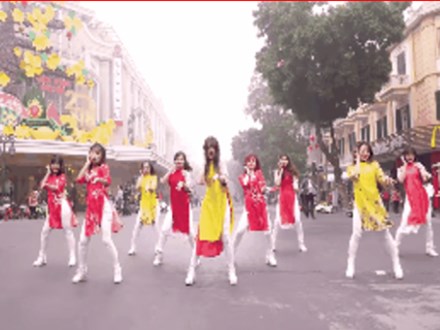 Nhóm bạn trẻ Việt mặc áo dài, cover hit quốc dân Kpop cực đẹp ngay giữa phố đi bộ