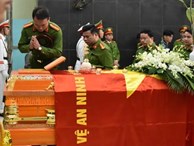 Đồng đội, người thân khóc nghẹn trong đám tang chiến sĩ cảnh sát PCCC