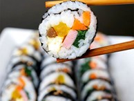 Cơm cuộn gimbap chẳng lo rách lá rong biển nếu trước khi cuộn bạn làm thêm thao tác này