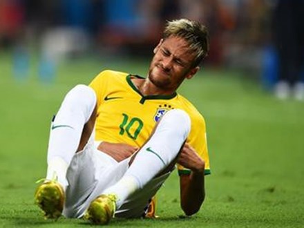 Quên đi nỗi buồn chấn thương, Neymar nhiệt tình hẹn hò cô bạn gái bốc lửa