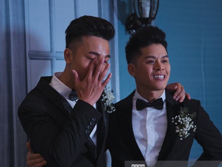 Nước mắt đã rơi trong đám cưới John Huy Trần và bạn trai, nhưng mở ra những ngày tháng hạnh phúc sau 9 năm yêu bền bỉ