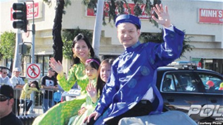 Ông Tri Ta cùng vợ và hai con gái trong một lễ diễu hành mừng Tết Nguyên đán ở Mỹ.