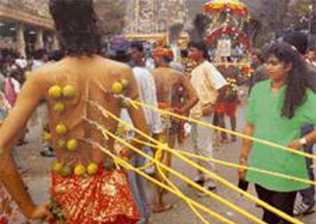 6 nghi thức rùng rợn nhất thế giới, Phi thường - kỳ quặc, nghi le rung ron, nghi thuc ki la, treo xac tai le hoi mat troi, nghi le truong thanh, xien luoi, uop xac, chuyen la, chuyen la co that