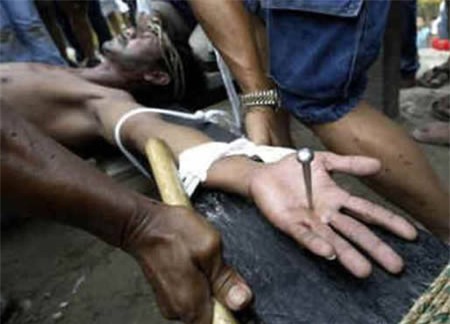 6 nghi thức rùng rợn nhất thế giới, Phi thường - kỳ quặc, nghi le rung ron, nghi thuc ki la, treo xac tai le hoi mat troi, nghi le truong thanh, xien luoi, uop xac, chuyen la, chuyen la co that