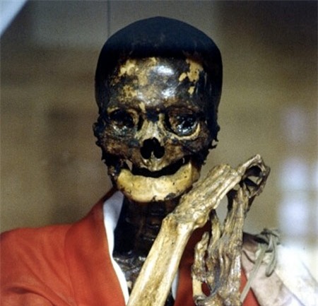 6 nghi thức rùng rợn nhất thế giới, Phi thường - kỳ quặc, nghi le rung ron, nghi thuc ki la, treo xac tai le hoi mat troi, nghi le truong thanh, xien luoi, uop xac, chuyen la, chuyen la co that