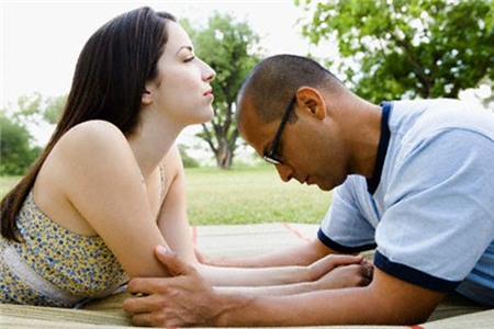 Gã keo kiệt gặp hố với gái chân dài 1