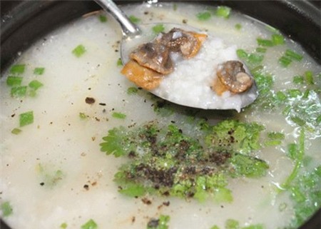 Cháo sò huyết.