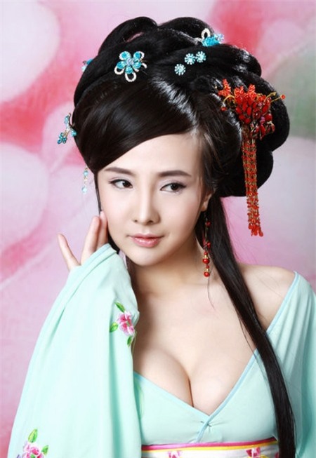 Muôn kiểu khoe ngực
