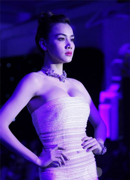 Muôn kiểu khoe ngực 