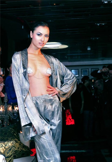 Muôn kiểu khoe ngực 