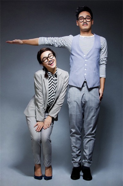 Trong bộ ảnh, Thái Trinh giả làm trai, cùng Phan Anh thực hiện những bức ảnh vui nhộn, hài hước.