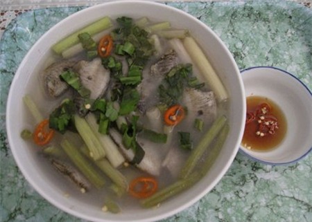 Canh chua bông súng cá sặc nấu mẻ là món ăn bình dị của người miền Tây trong mùa nước nổi.