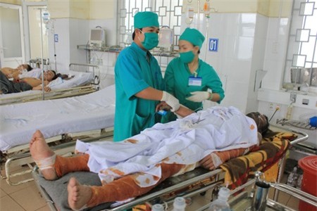 Nạn nhân Trần Văn Thời đang cấp cứu tại Bệnh viện Đa khoa Quảng Ngãi