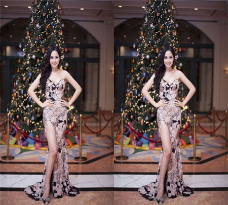 Trong một sự kiện tại Hà Nội tối 7/12, Hoa hậu Việt Nam 2006 không ngại diện váy xẻ đùi cao, khoe trọn bờ vai trần mỏng manh trước gió. Dù phải gồng mình chịu đựng cái rét buốt nhưng người đẹp vẫn luôn nở nụ cười rạng rỡ trước ống kính