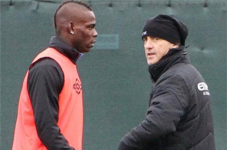 Balotelli lại gây rối khi suýt ẩu đả với HLV Mancini.