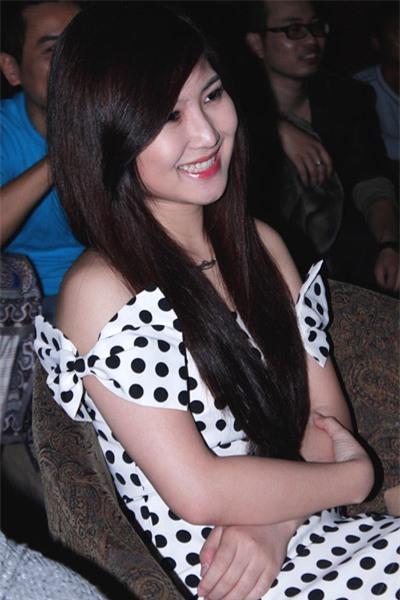 Sự xuất hiện của Hương Tràm thu hút không ít ống kính phóng viên bởi cô vướng tin đồn tình cảm với nam ca sĩ.