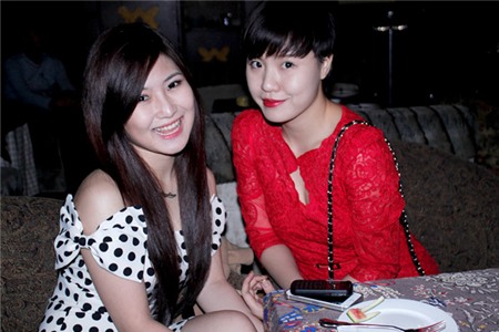 Đi cùng Hương Tràm tới dự buổi ra mắt chiều qua là Phương Linh của 