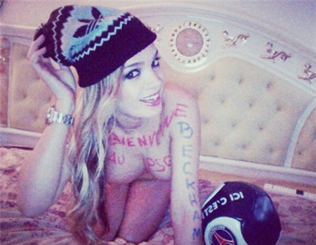 Virginie Caprice tung ngay ảnh nóng chào mừng Becks đến với PSG, đội bóng mà cô hâm mộ.