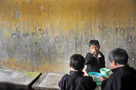 Học sinh vùng cao và bữa cơm canh đậu, Giáo dục - du học, hoc sinh vung cao, hoc sinh mien nui, com hoc sinh, nha truong, luong toi thieu,