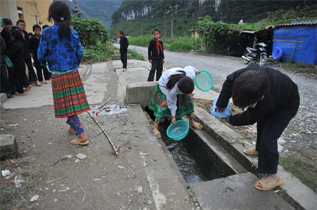 Học sinh vùng cao và bữa cơm canh đậu, Giáo dục - du học, hoc sinh vung cao, hoc sinh mien nui, com hoc sinh, nha truong, luong toi thieu,