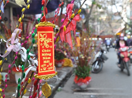 Nhiều công ty kén chọn người xông đất rất cẩn thận để cầu may mắn cho việc làm ăn trong năm Quý Tỵ. Ảnh: Anh Quân.