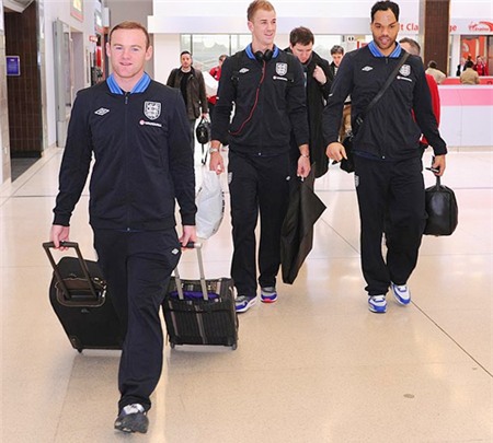 Trong khi đó, Rooney xuất hiện tại sân bay Birmingham để tới London chuẩn bị cho trận giao hữu với Brazil cùng hai chiếc vali đựng đồ gọn nhẹ.
