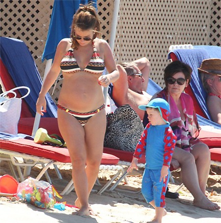 Mặc bộ bikini sọc bắt mắt, vợ Rooney lộ bụng bầu 6 tháng khá lớn.