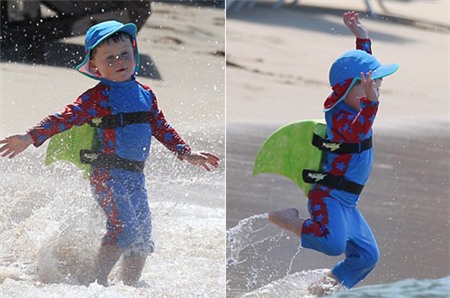 Cậu nhóc Kai tung tăng đùa nghịch với sóng nước.