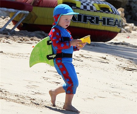 Tháng trước, Coleen vui mừng khoe với các fan rằng đã cai nghiện ti giả thành công cho cậu con trai hơn ba tuổi.