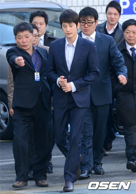 10h sáng nay 1/3, Park Shi Hoo ra trình diện tại sở cảnh sát phía Tây để lấy lời khai.