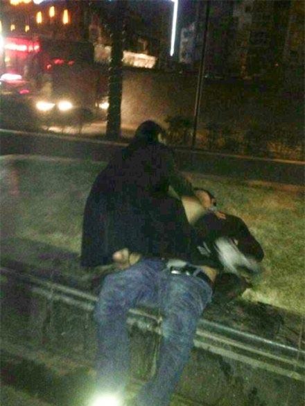 Sốc vì cô gái sàm sỡ đàn ông ngay giữa phố 1