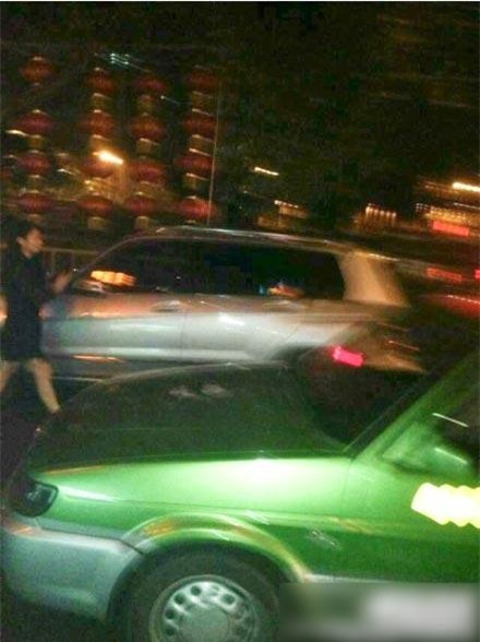 Sốc vì cô gái sàm sỡ đàn ông ngay giữa phố 2