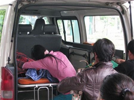 Nữ sinh bị tình cũ đâm trọng thương khi lễ chùa - 1