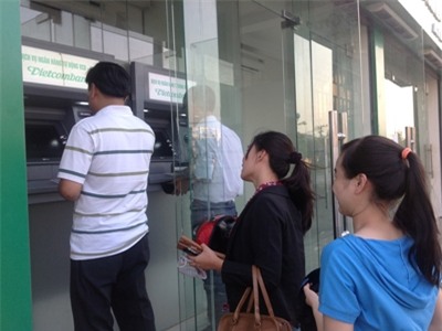 Người Việt hiện chủ yếu dùng ATM để rút tiền nên Ngân hàng buộc phải thu phí bù lỗ.