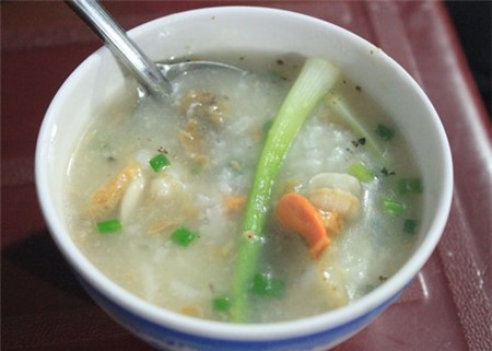 Món ăn đơn giản với sò điệp, cháo trắng cùng ít hành lá và tiêu bột.