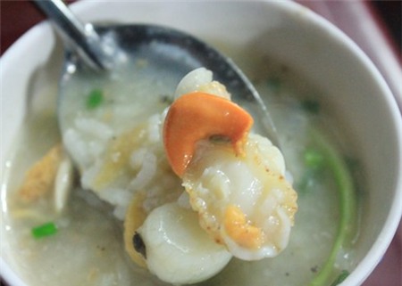 Thịt sò điệp có màu trắng, khi ăn hơi dai dai và có vị ngọt.