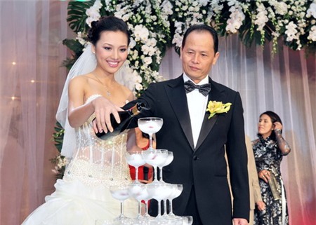 Siêu mẫu Huỳnh Thanh Tuyền và Tiến sĩ Quang Minh trong đám cưới vào tháng