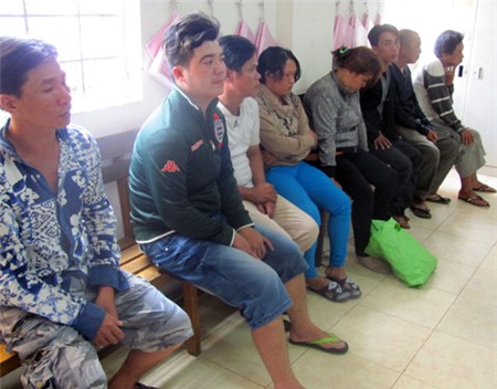 Nhóm dàn cảnh móc túi tại cơ quan điều tra. Ảnh: Quốc Thắng.