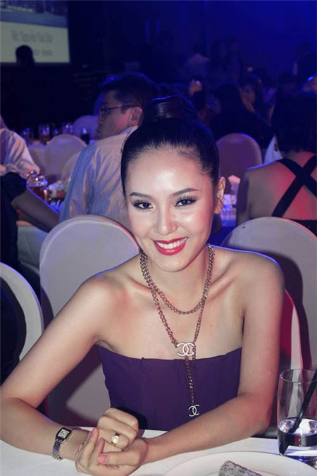 3 phụ kiện dự tiệc 'bất ly thân' của sao Việt - 11