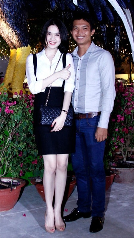 Làm mới 3 chiếc áo trắng thông dụng sáng tạo như sao Việt 12