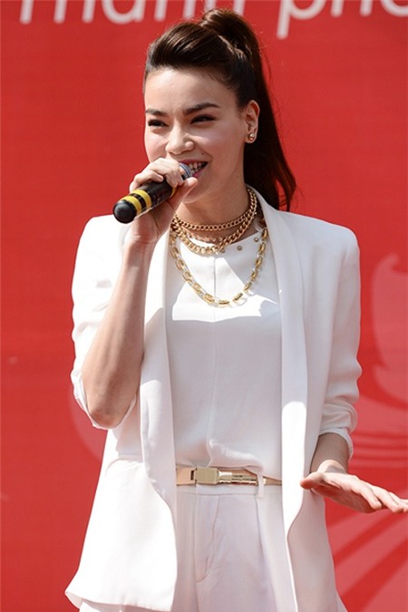 Làm mới 3 chiếc áo trắng thông dụng sáng tạo như sao Việt 16