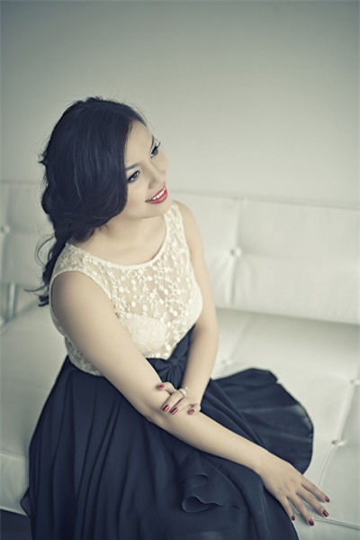 Ca sĩ Ngọc Anh khoe vòng một với chiếc váy được may cúp ngực ở lớp bên trong, bên ngoài là một lớp ren, trông thật quyến rũ.