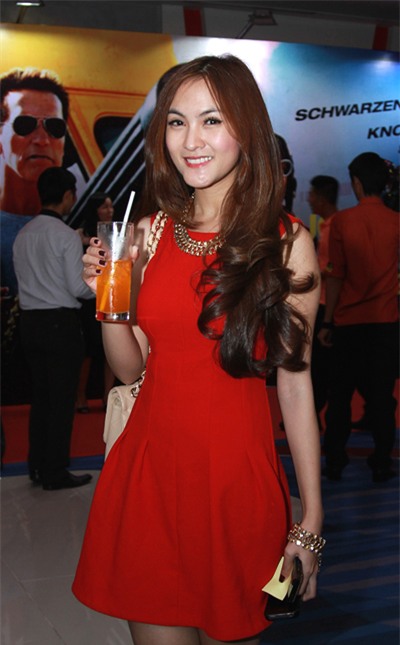 Hot girl Kelly diện chiếc váy 'hạ eo' màu đỏ rực rỡ.