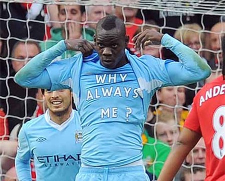 Balotelli khoe dòng chữ 'kinh điển' sau khi ghi bàn vào lưới MU.