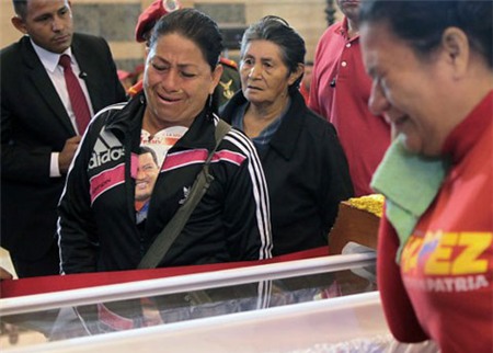 Dòng người viếng ông Chavez. Ảnh: AFP