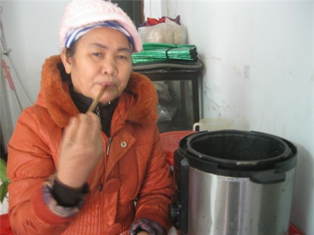 Tê lưỡi, đông máu... nếm cháo độc 1